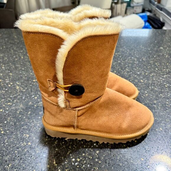 UGG Classic Short Bailey Button Boot. Size 7. - Picture 5 of 9